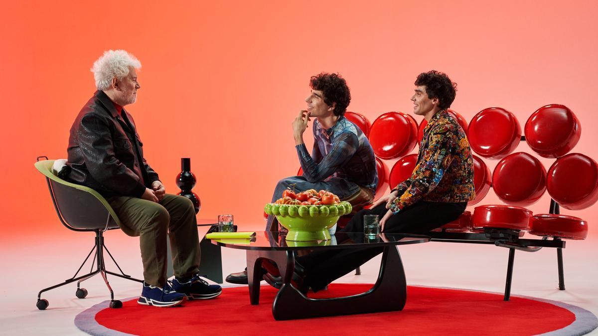 Imagen de la serie ‘Pedro x Javis’ con Pedro Almodóvar, Javier Calvo y Javier Ambrossi