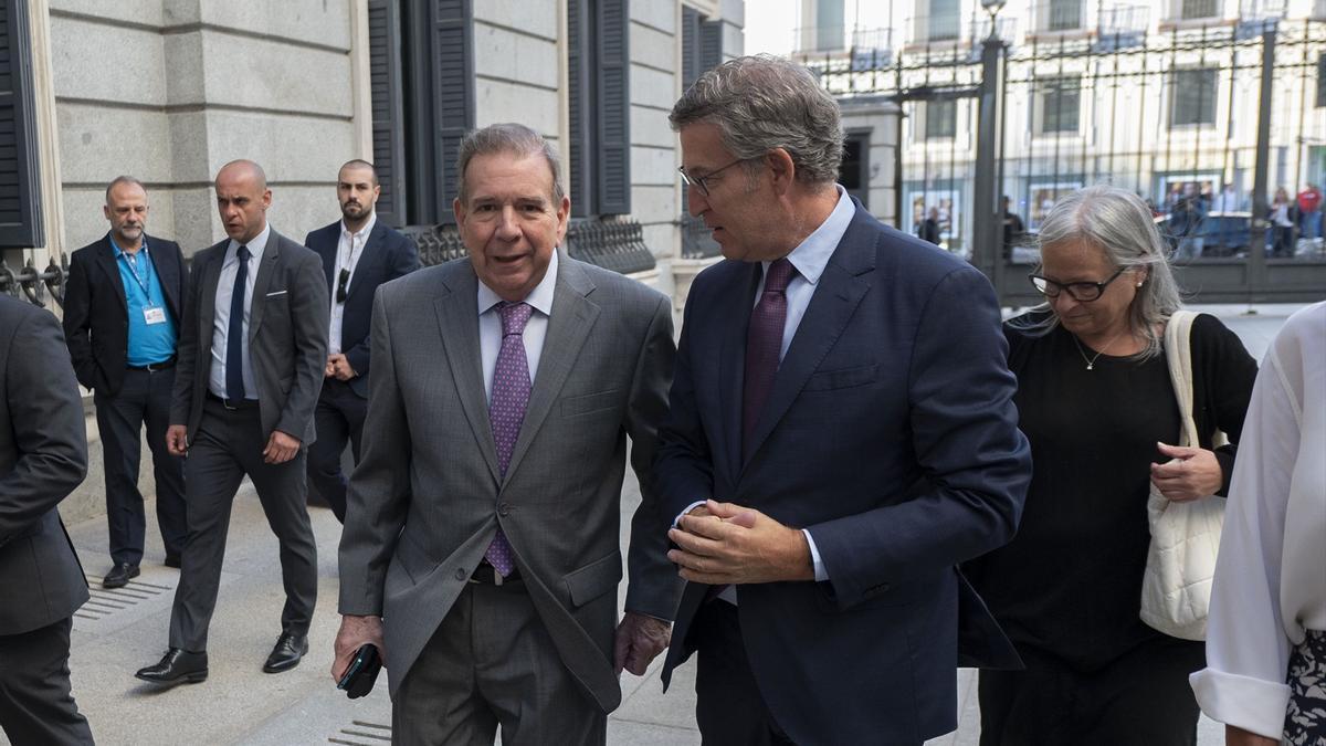 El opositor venezolano Edmundo González (i) y el presidente del PP, Alberto Núñez Feijóo (d), a su llegada a una reunión.