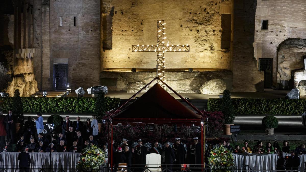 Vista del palco que iba a ocupar el Papa Francisco en el Vía Crucis