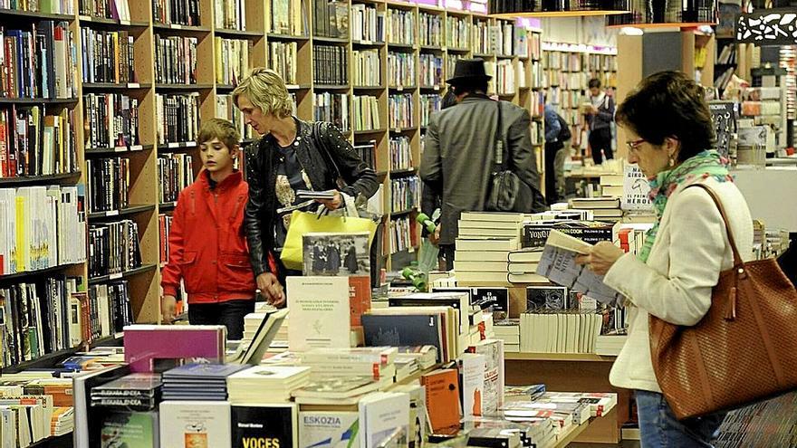 Varias personas en una librería del País Vasco. | FOTO: DAVID DE HARO