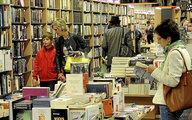 Varias personas en una librería del País Vasco. | FOTO: DAVID DE HARO