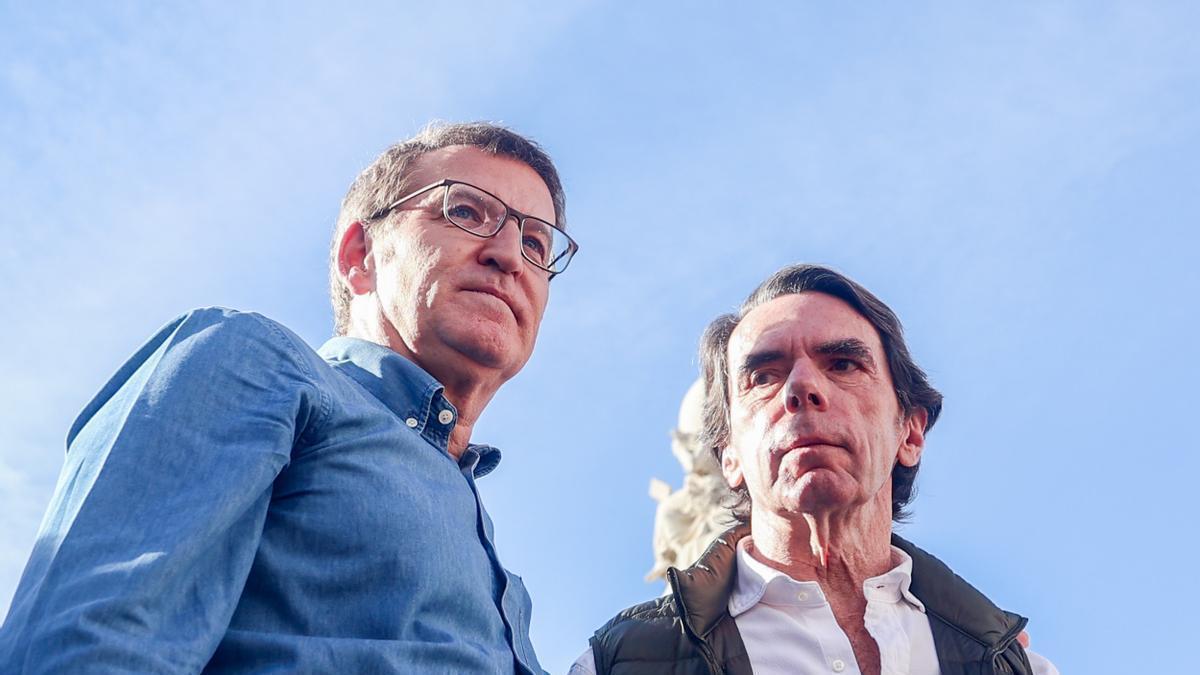El presidente del Partido Popular, Alberto Núñez Feijóo, y el expresidente del Gobierno, José María Aznar, durante una manifestación convocada por el PP.