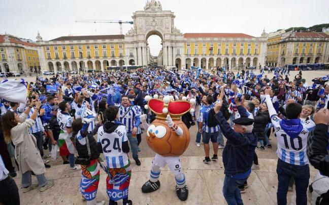 La afición de la Real, en Lisboa antes del partido de esta temporada contra el Benfica. / N.G.