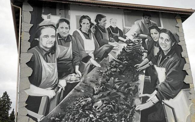 Las txirteras jugaban un papel penoso y mal retribuido en el proceso de extracción minera. | FOTO: E. ZUNZUNEGI Las txirteras jugaban un papel penoso y mal retribuido en el proceso de extracción minera. | FOTO: E. ZUNZUNEGI