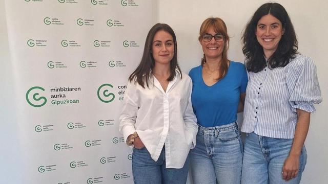 El equipo de profesionales que estará al frente de la nueva sede, Nahia Garatea, Ainhoa Barrena y Ainhoa Oregui.