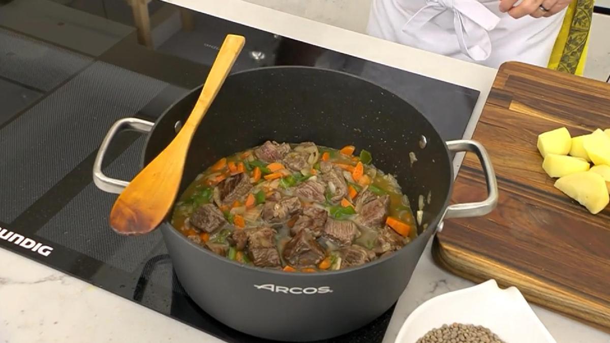 Para dar un toque especial a las hortalizas y la carne, Arguiñano añade un pequeño extra.
