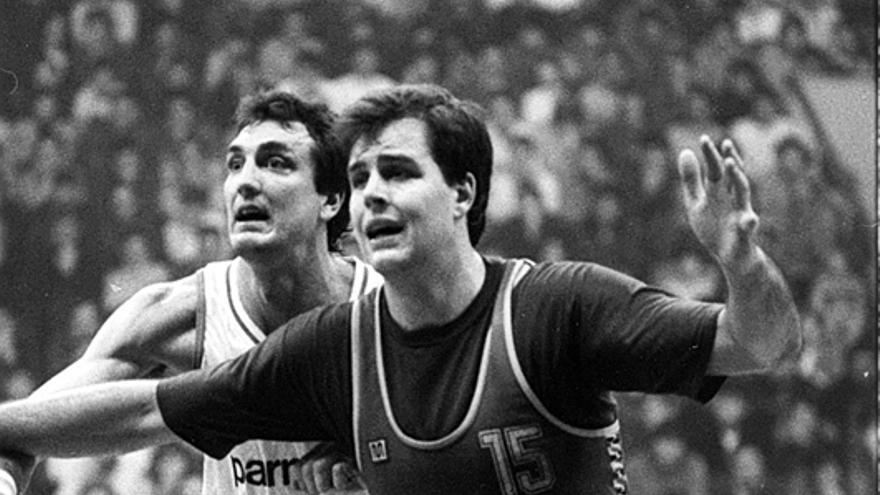 Branson, del Real Madrid, ante Kopicki, del Caja Bilbao, durante un partido de la Copa del Rey de la temporada 1986 / 1987.