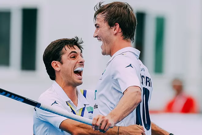 Chefo Basterra, a la derecha, celebrar uno de sus goles que le han dado la Liga al Club de Campo. FOTO: REAL FEDERACIÓN ESPAÑOLA DE HOCKEY