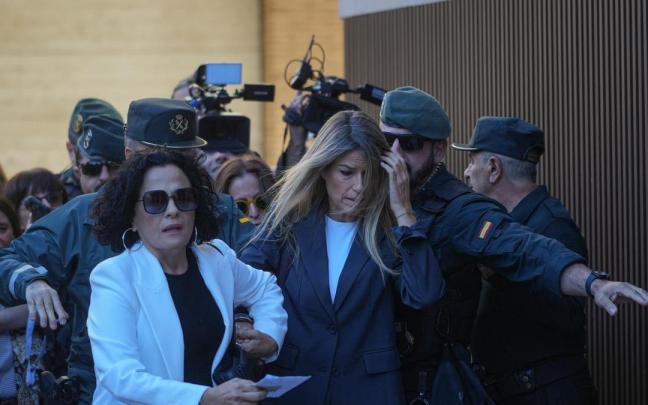 La periodista Maribel Vilaplana (d) a su llegada a los Juzgados de Catarroja el pasado 3 de noviembre.