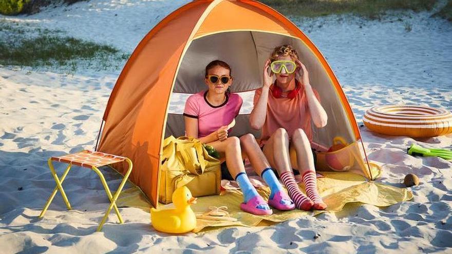 Imagen del parasol y cortavientos de playa Strandon de Ikea