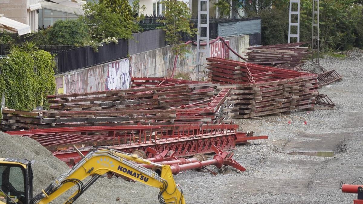 Piezas de las estructuras metálicas, recogidas en el suelo del recinto en obras.