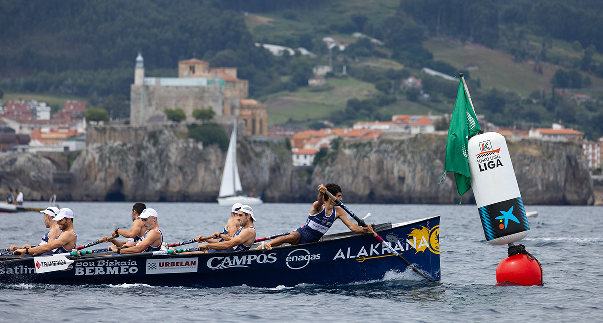 Urdaibai realiza una ciaboga en aguas de Castro Urdiales / Liga ACT