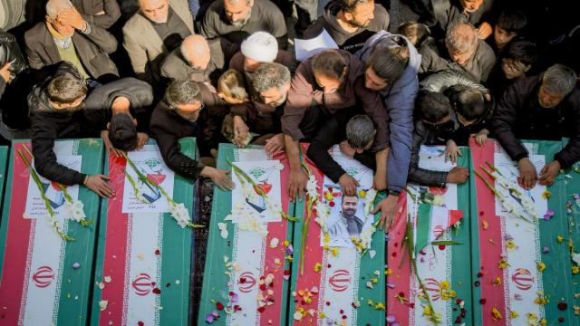 Personas lloran sobre los ataúdes de las víctimas de la guerra entre Irán, Estados Unidos e Israel en la ciudad de Qom, en el centro de Irán, el 5 de marzo de 2026.