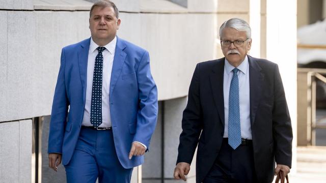 El expresidente de Correos y exjefe de gabinete de Pedro Sánchez en el PSOE, Juan Manuel Serrano (i), a su llegada a la Audiencia Nacional.