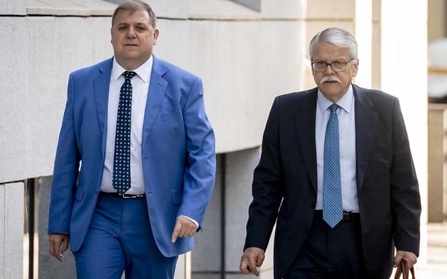 El expresidente de Correos y exjefe de gabinete de Pedro Sánchez en el PSOE, Juan Manuel Serrano (i), a su llegada a la Audiencia Nacional.
