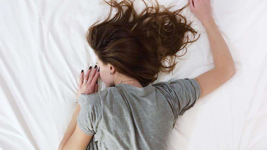 Una mujer descansa en la cama