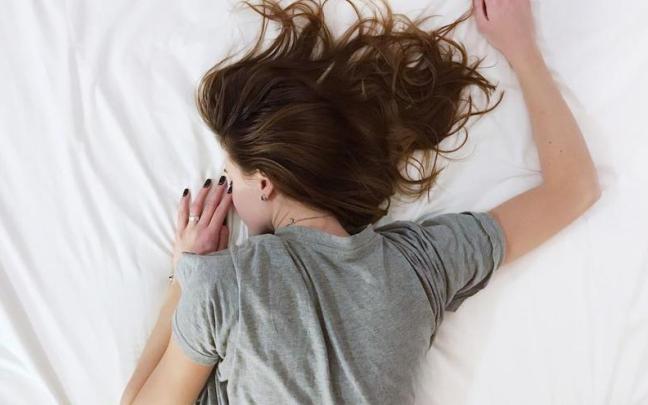 Una mujer descansa en la cama