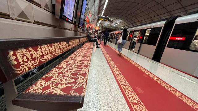 La estación de Moyua se transforma en una réplica del Palacio Foral. BORJA GUERRERO La estación de Moyua se transforma en una réplica del Palacio Foral. BORJA GUERRERO