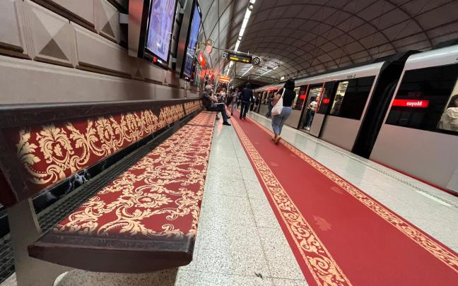 La estación de Moyua se transforma en una réplica del Palacio Foral. BORJA GUERRERO