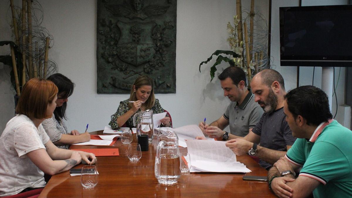 Firma de la renovaci&oacute;n de Barakaldo con el programa Gaztedi.
