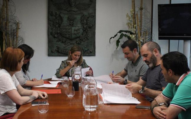 Firma de la renovaci&oacute;n de Barakaldo con el programa Gaztedi.