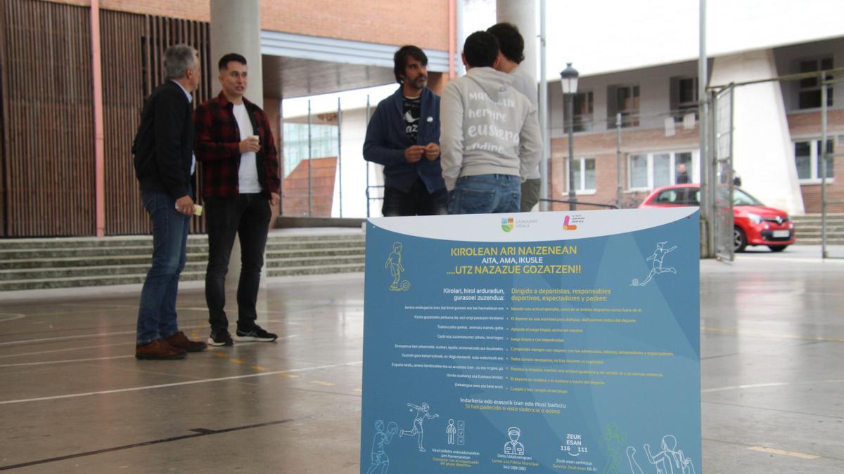 Carteles que se colocarán en distintos puntos de Lazkao.