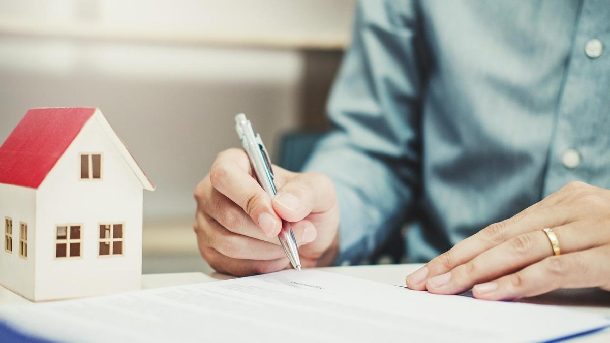 Un empleado de banca prepara la documentación de una hipoteca.