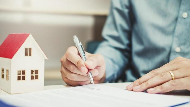 Un empleado de banca prepara la documentación de una hipoteca.