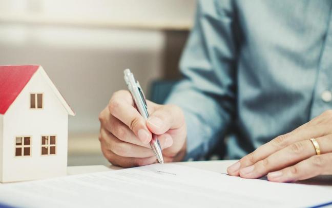 Un empleado de banca prepara la documentación de una hipoteca.