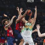 Emir Sulejmanovic pugna con tres rivales en el derbi contra el Baskonia.