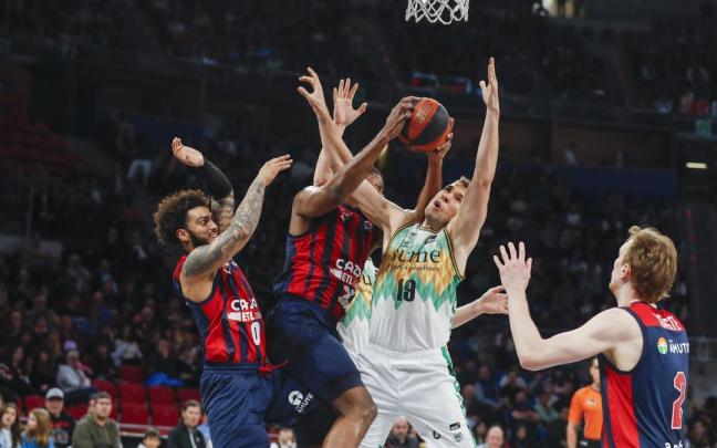 Emir Sulejmanovic pugna con tres rivales en el derbi contra el Baskonia. Emir Sulejmanovic pugna con tres rivales en el derbi contra el Baskonia.