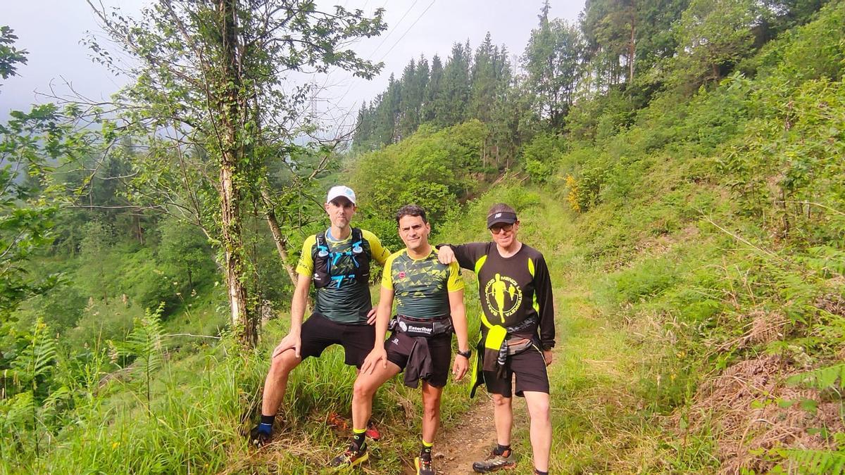 Unai, Alberto y Jonathan en los primeros metros de subida