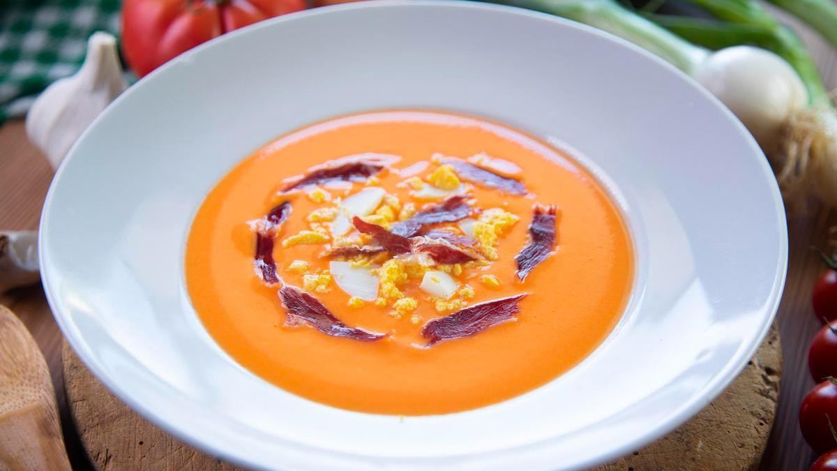 El salmorejo, hecha de tomate, pan y servida con jamón y huevo.