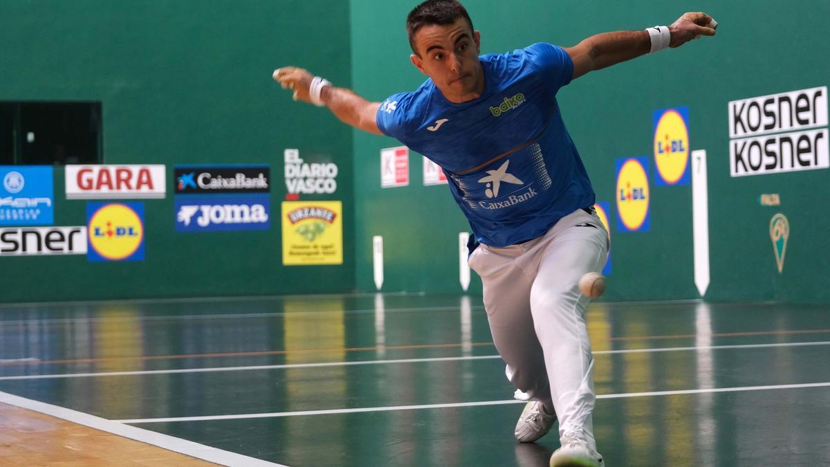 Iker Larrazabal supera a Jon Ander Peña en el partido del Manomanista disputado en el Labrit de Iruñea.