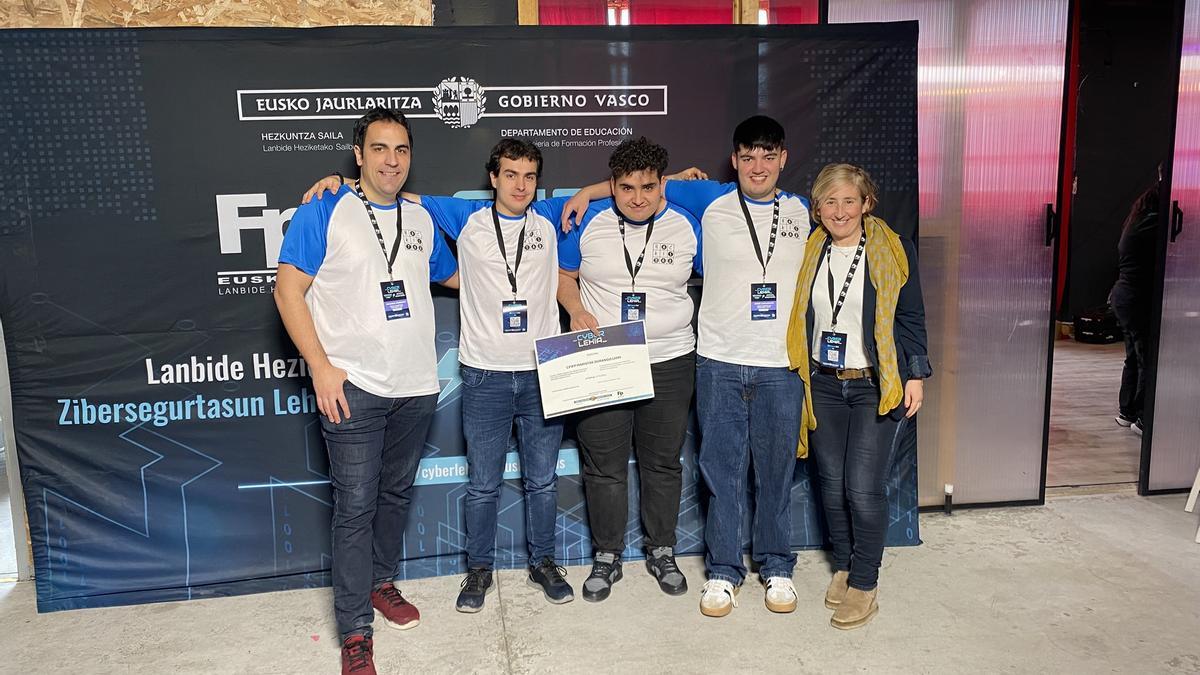 Alumnado de informática y ciberseguridad ganadores en el Ciberlehia Interaktiba.