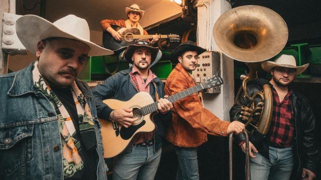 La Txama se caracteriza por una descarada fusión contemporánea de estilos y de lenguas (castellano y euskera).