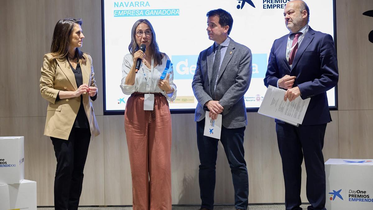 Isabel Moreno, Josune Ayo,Mikel Irujo y Pedro Da Silva, durante la entrega del premio