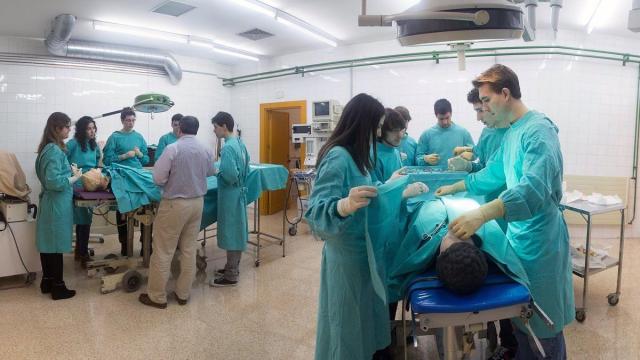Estudiantes de Medicina de la EHU en un laboratorio del Campus de Leioa. / EHU Estudiantes de Medicina de la EHU en un laboratorio del Campus de Leioa.