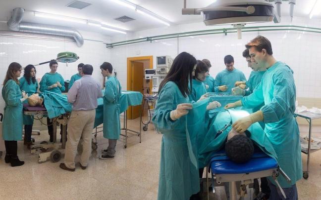 Estudiantes de Medicina de la EHU en un laboratorio del Campus de Leioa. / EHU Estudiantes de Medicina de la EHU en un laboratorio del Campus de Leioa.