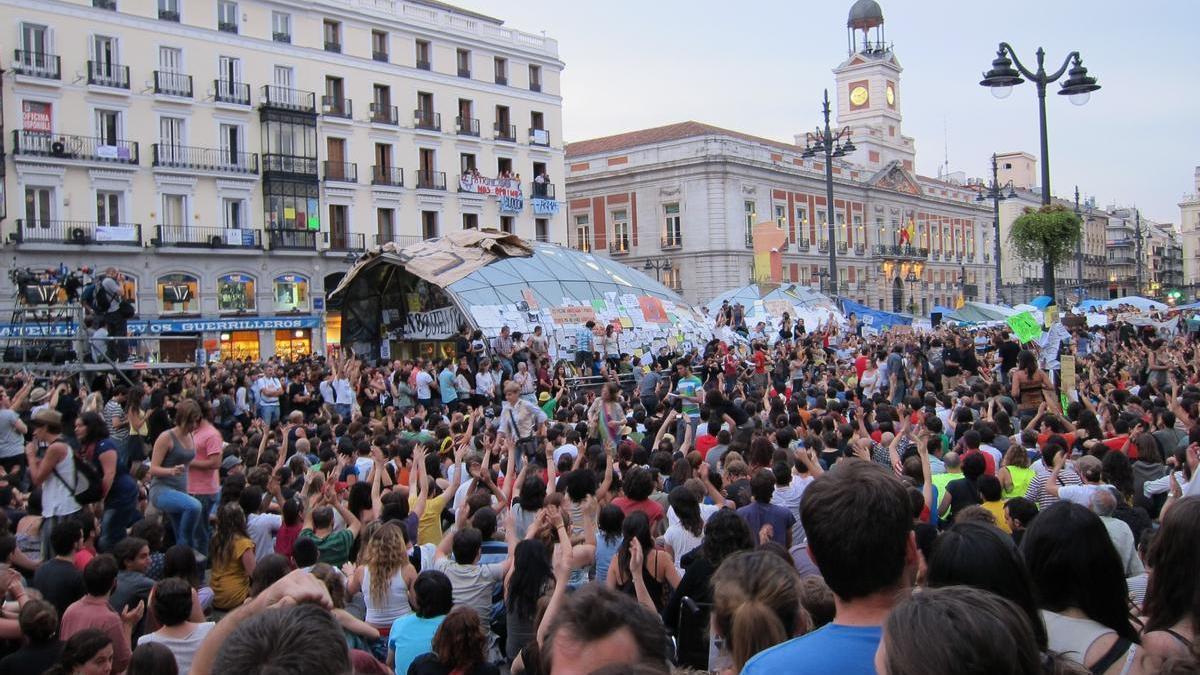 Imagen de una multitudinaria concentración en la madrileña Puerta del Sol convocada por el movimiento 15-M en el mes de mayo de 2011.