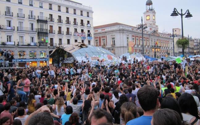Imagen de una multitudinaria concentración en la madrileña Puerta del Sol convocada por el movimiento 15-M en el mes de mayo de 2011.