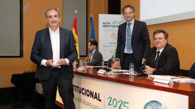 El Dr. Gómez recibe el Premio SEN por su trayectoria profesional. / Sociedad Española de Neurología El Dr. Gómez recibe el Premio SEN por su trayectoria profesional.
