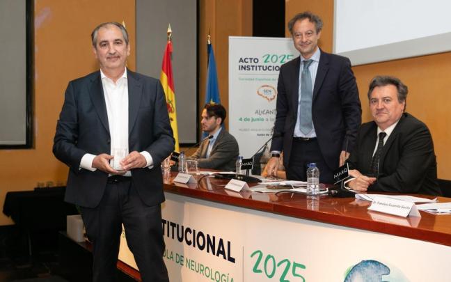 El Dr. Gómez recibe el Premio SEN por su trayectoria profesional. / Sociedad Española de Neurología El Dr. Gómez recibe el Premio SEN por su trayectoria profesional.