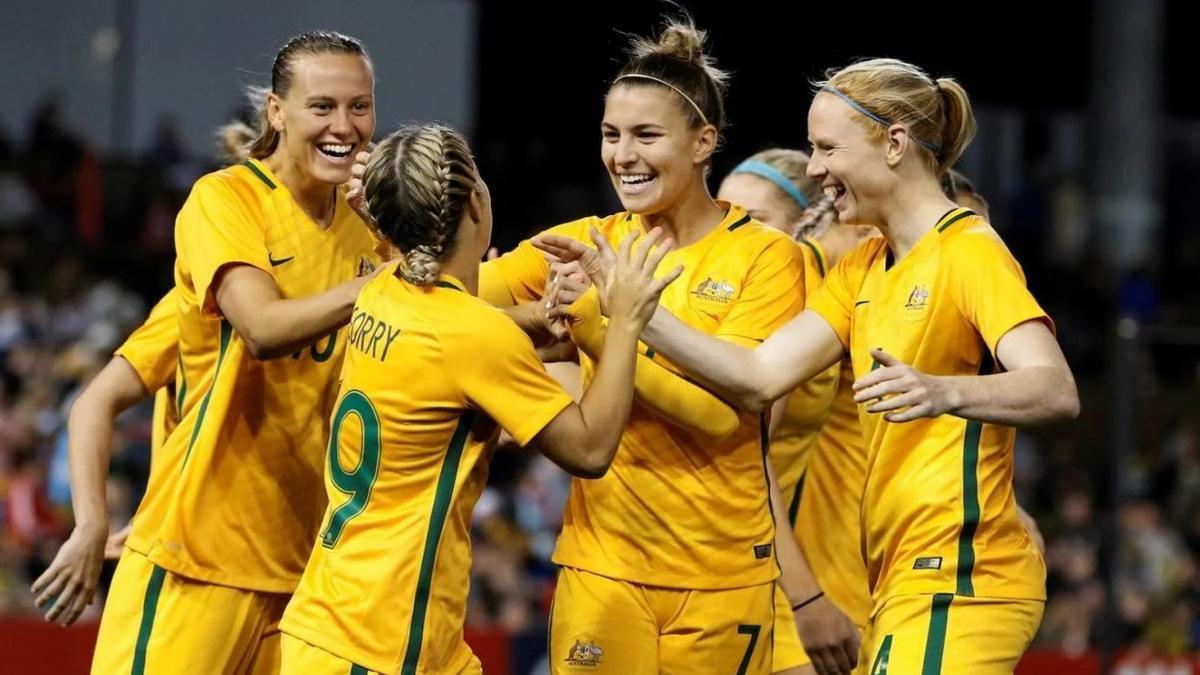 Jugadoras de la selección australiana celebran un gol.