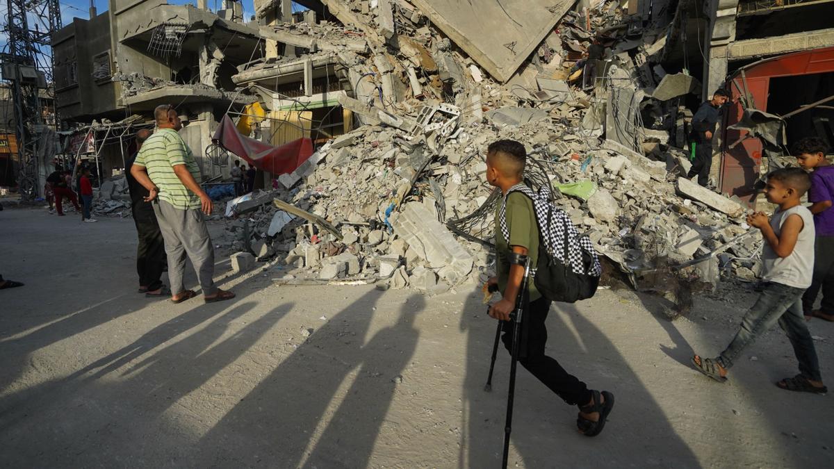 Destrucción tras los ataques aéreos israelíes que alcanzaron viviendas pertenecientes a las familias Saada y Abu Muaileq en el campo de refugiados de Maghazi, en la zona central de la Franja de Gaza.