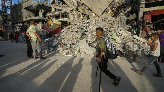 Destrucción tras los ataques aéreos israelíes que alcanzaron viviendas pertenecientes a las familias Saada y Abu Muaileq en el campo de refugiados de Maghazi, en la zona central de la Franja de Gaza.