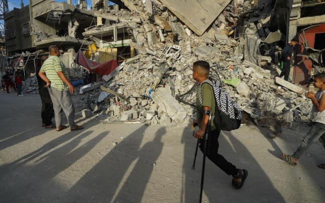 Destrucción tras los ataques aéreos israelíes que alcanzaron viviendas pertenecientes a las familias Saada y Abu Muaileq en el campo de refugiados de Maghazi, en la zona central de la Franja de Gaza.