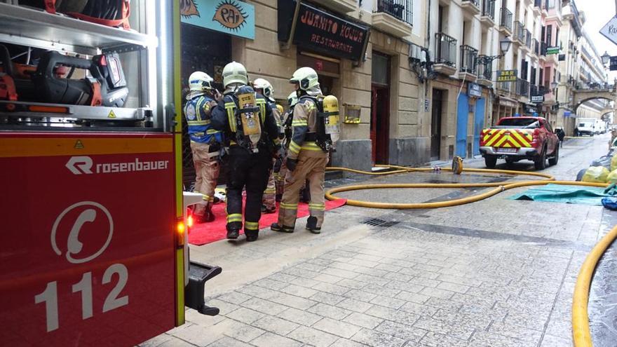 Bomberos en la calle Puerto de Donostia, realizando tareas de prevención