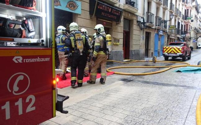 Bomberos en la calle Puerto de Donostia, realizando tareas de prevenci&oacute;n