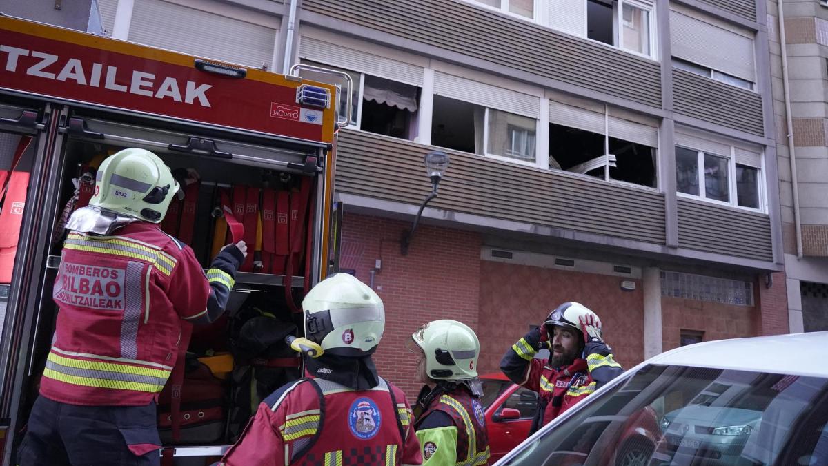 Los Bomberos en plena acción esta tarde en el bilbaíno barrio de La Peña. / BORJA GUERRERO